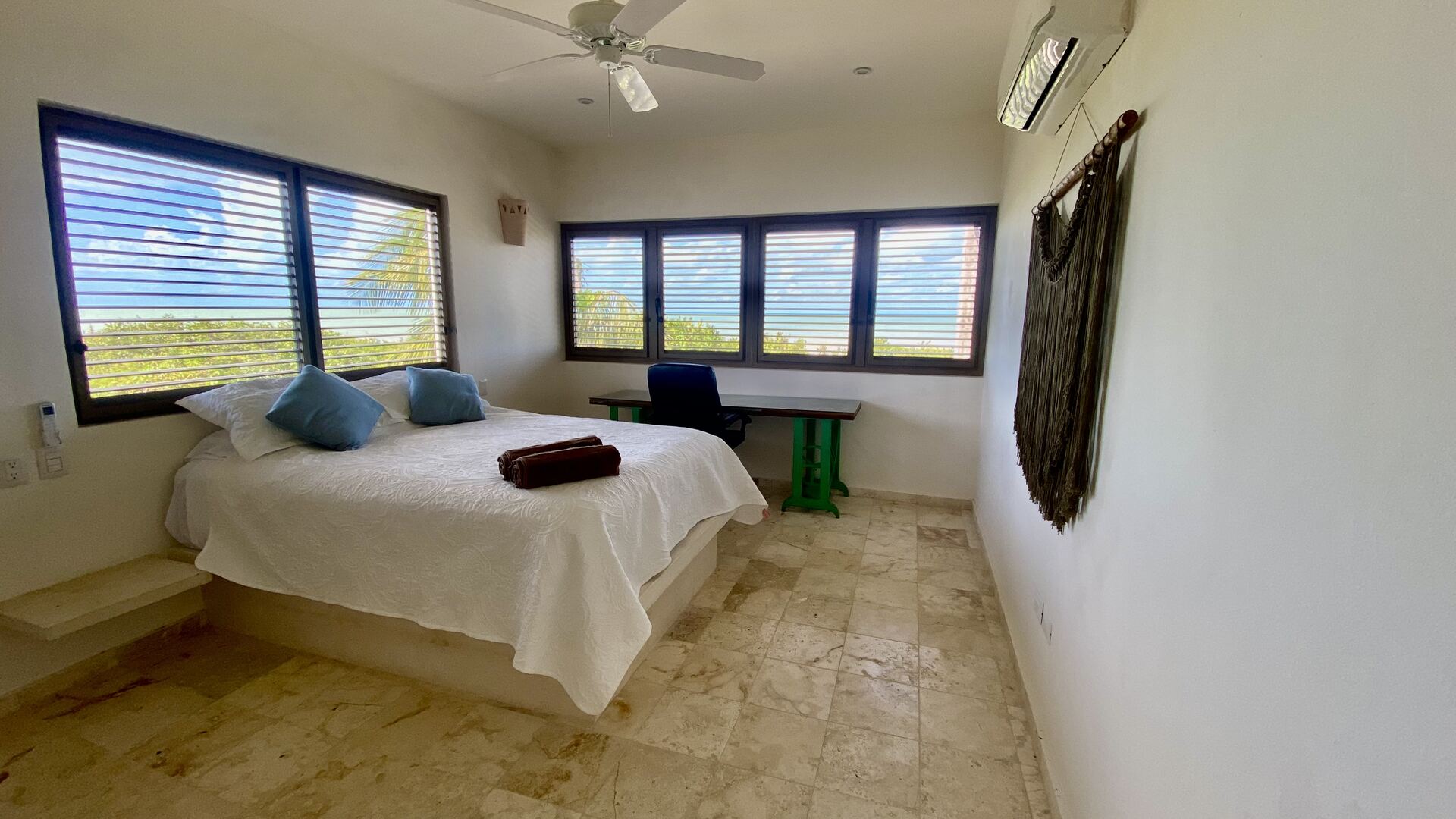 Recámara 2 de Casa Sisal con vista al jardín