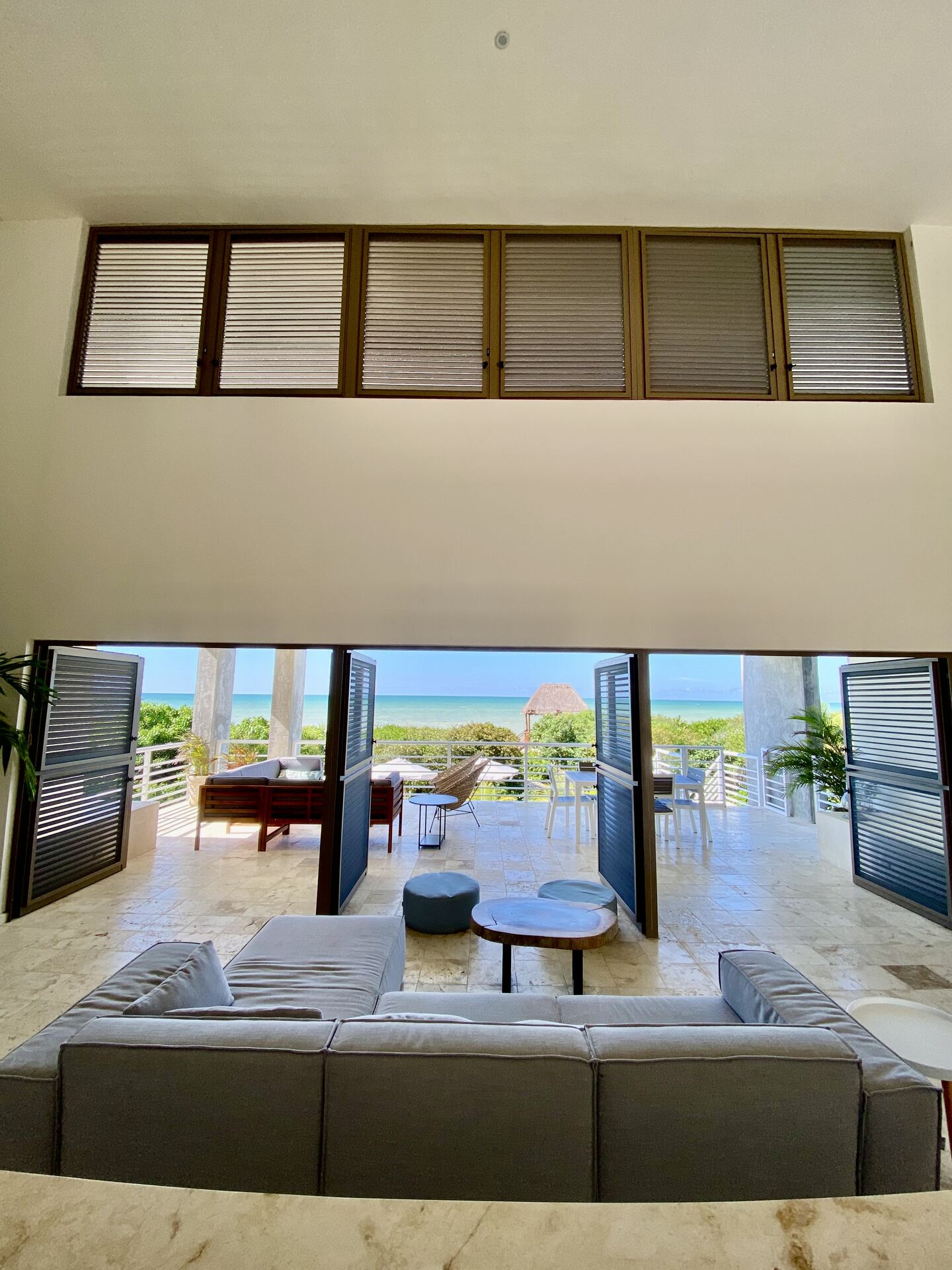 Sala principal de doble altura de Casa Sisal frente al mar
