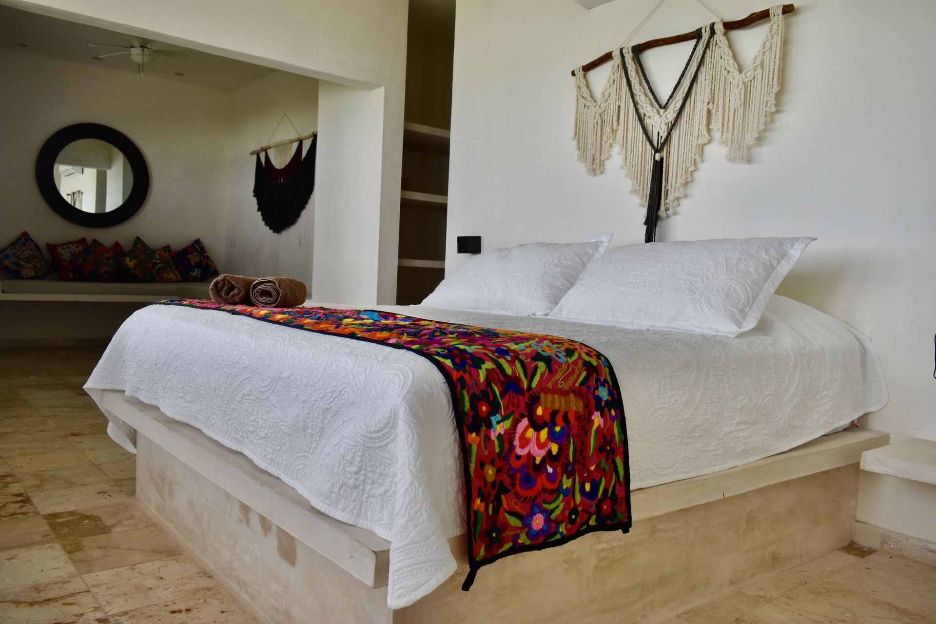Master suite de Casa Sisal, Sisal Yucatán, cama king con terraza frente al mar